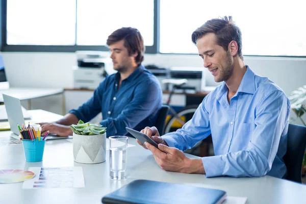 Mannelijke grafisch ontwerper met behulp van digitale tablet — Stockfoto