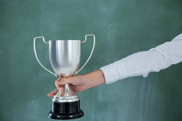 Mão de empresária segurando troféu — Fotografia de Stock