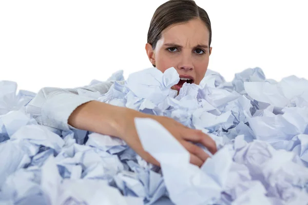 Retrato de empresária infeliz em papel amontoado — Fotografia de Stock