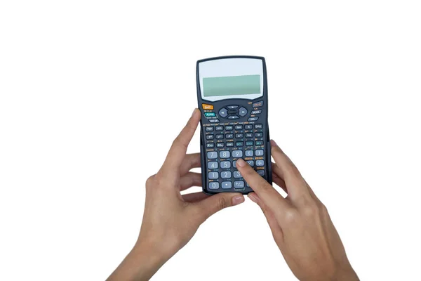 Mano di donna d'affari utilizzando la calcolatrice — Foto Stock