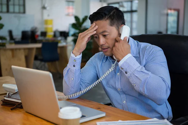Executivo de negócios frustrado falando por telefone — Fotografia de Stock