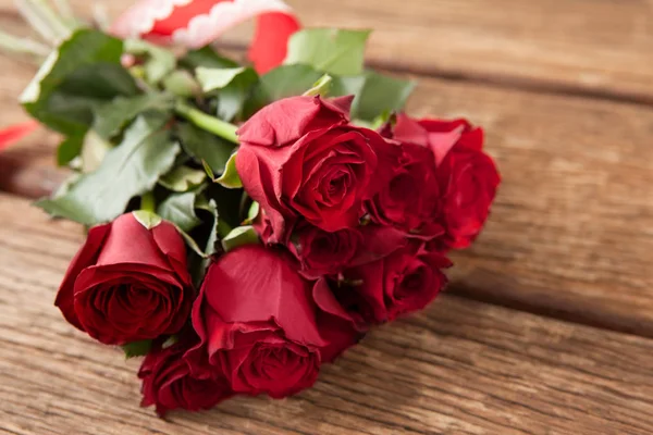 Bunch of red roses and gift box — Stock Photo, Image