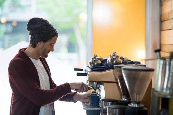 Besitzer kocht Tasse Kaffee in Espressomaschine — Stockfoto