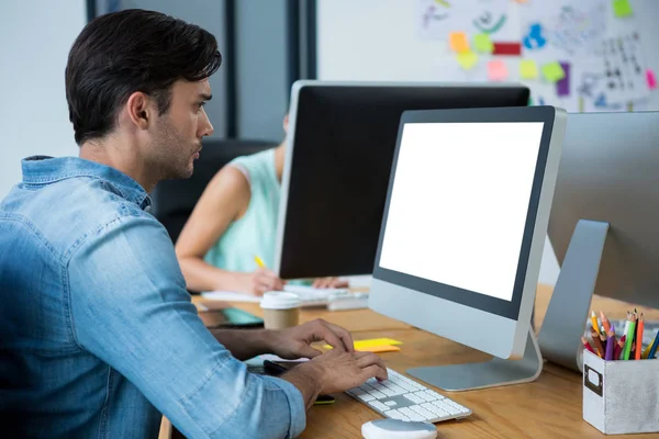 Männlicher Grafikdesigner mit Grafik-Tablet am Schreibtisch — Stockfoto