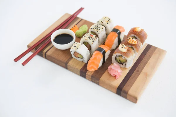 Uppsättning av blandade sushi serveras på träbricka — Stockfoto