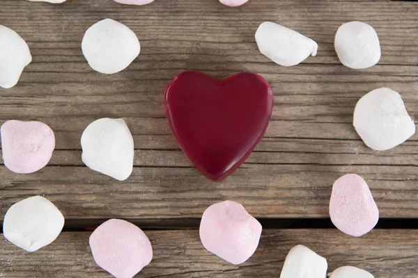 Hart vorm chocolade omgeven door marshmallow — Stockfoto