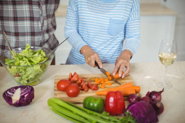 Pareja mayor preparando ensalada de verduras — Foto de Stock