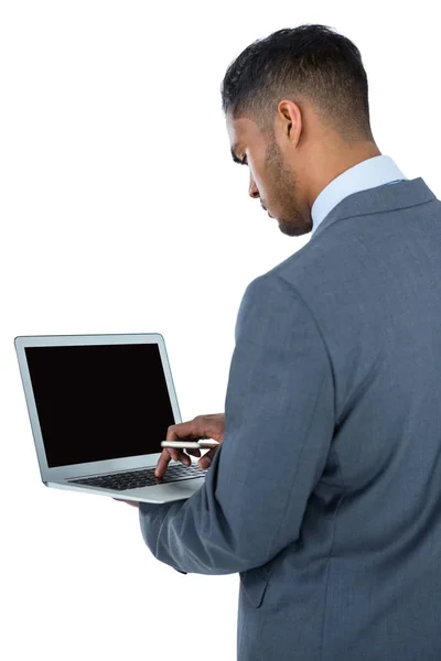 Homem de negócios usando laptop — Fotografia de Stock