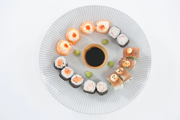 Různé sushi podávané na talíř — Stock fotografie