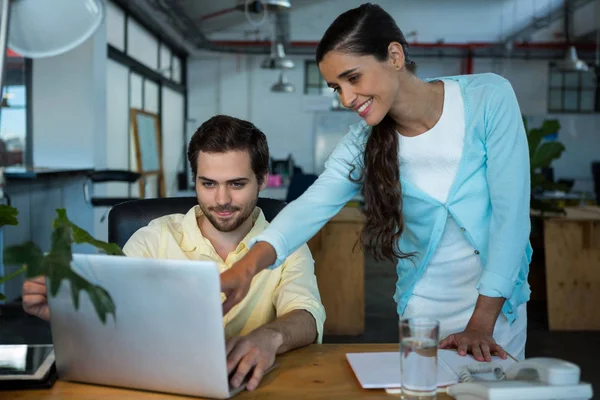 Ejecutivos de negocios discutiendo sobre portátil — Foto de Stock