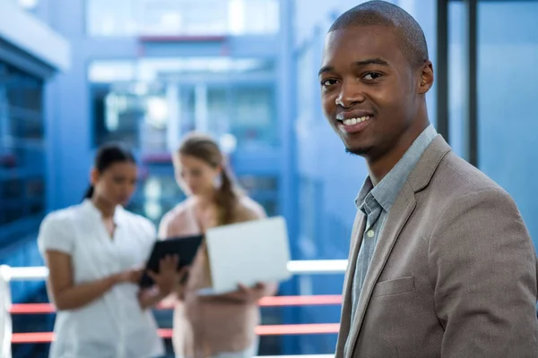 Ejecutivo de negocios sonriendo en la oficina — Foto de Stock