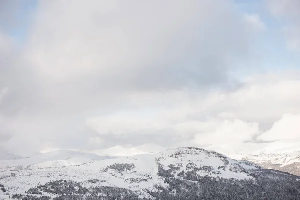 Neve coberto montanhas durante o inverno — Fotografia de Stock