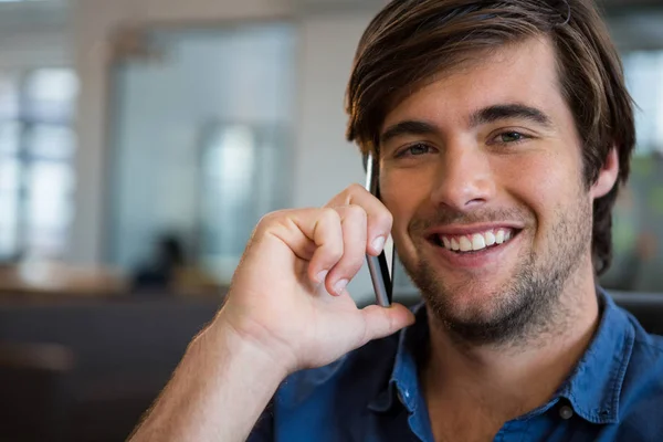 Affärsman talar på mobiltelefon — Stockfoto