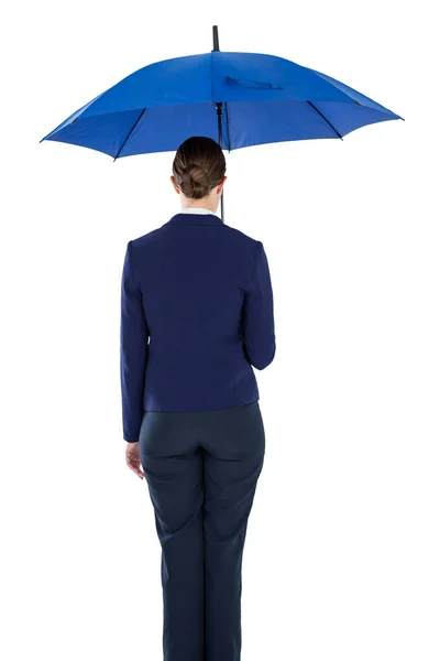 Achteraanzicht van zakenvrouw holding blauwe paraplu — Stockfoto
