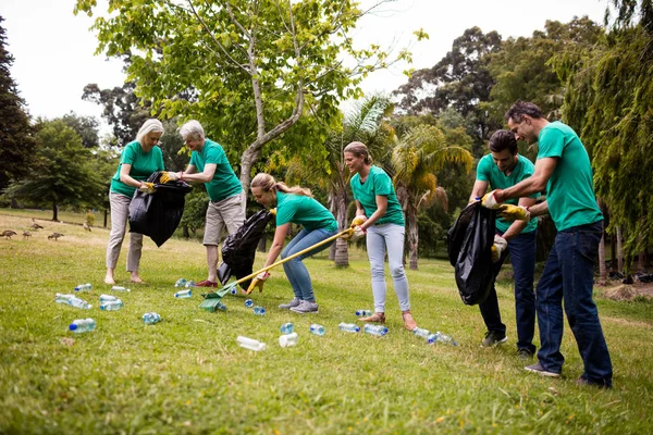 Equipo de voluntarios recogiendo basura —  Fotos de Stock