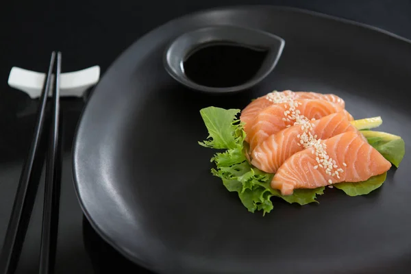 Sashimi serveras på tallrik med sojasås — Stockfoto