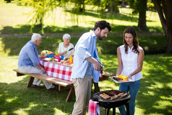 Pareja preparando barbacoa —  Fotos de Stock