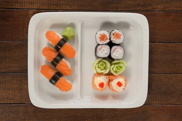 Uramaki och nigiri sushi serveras i vit platta — Stockfoto