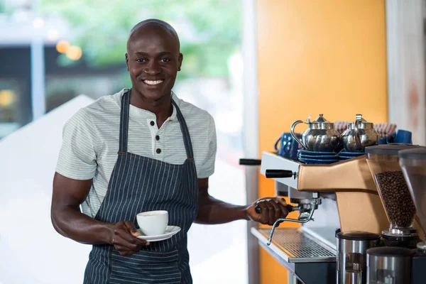 Retrato del camarero usando máquina de café expreso — Foto de Stock
