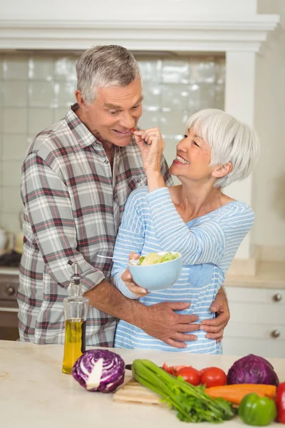 Senior kvinna utfodring mannen — Stockfoto