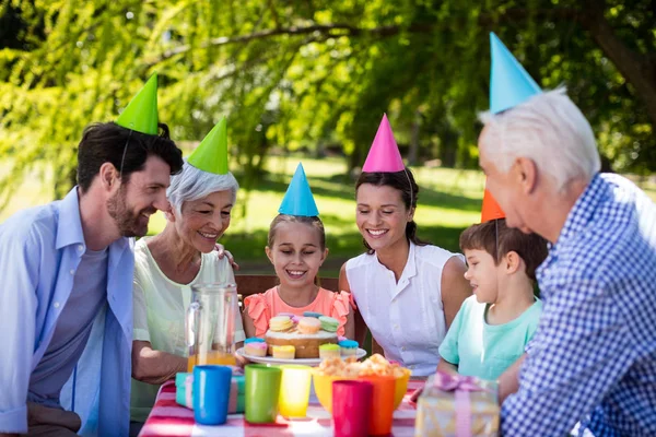 Lycklig multigeneration familj firar födelsedagsfest — Stockfoto