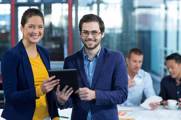 Mannelijke en vrouwelijke ondernemer holding digitale tablet — Stockfoto