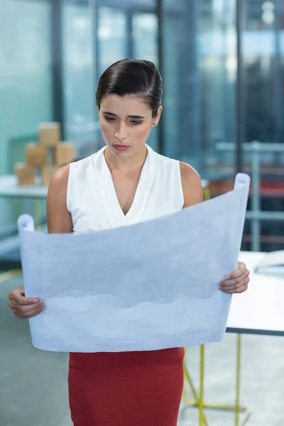 Eksekutif bisnis wanita melihat cetak biru — Stok Foto