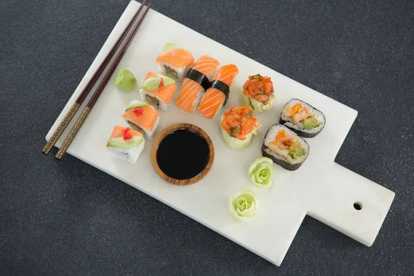 Různé sushi na zásobník s omáčkou — Stock fotografie