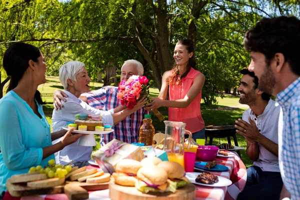 Aile parkta eğleniyor. — Stok fotoğraf