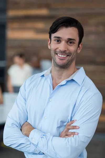 Business executive står med armarna korsade i office — Stockfoto