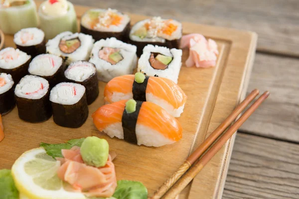 Uppsättning av blandade sushi serveras på träbricka — Stockfoto