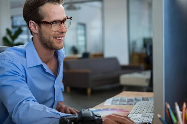 Diseñador gráfico masculino trabajando en el escritorio — Foto de Stock