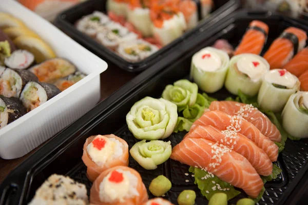 Conjunto de sushi sortido servido em caixas de plástico — Fotografia de Stock