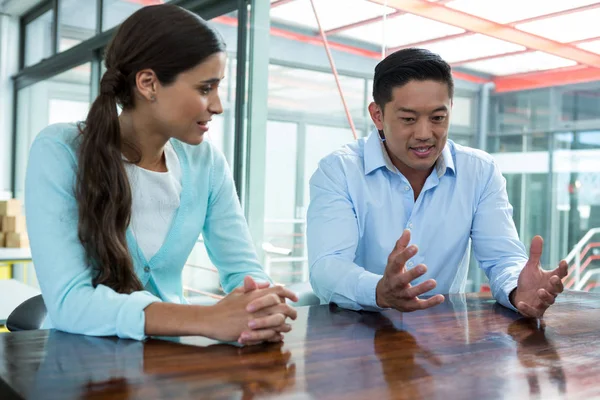 Företagsledare som diskuterar under ett möte — Stockfoto