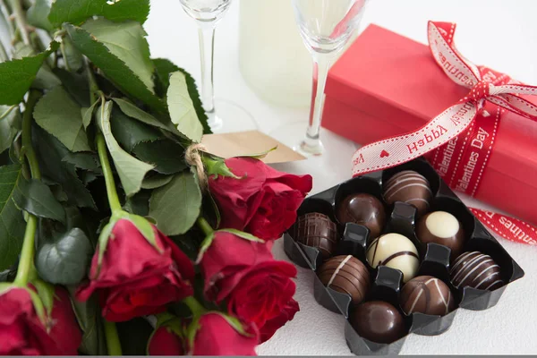 Cadeau, boîte de chocolat, roses et bouteille de champagne — Photo