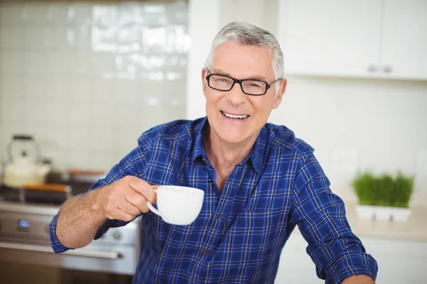 Portret van senior man met kopje zwarte thee — Stockfoto