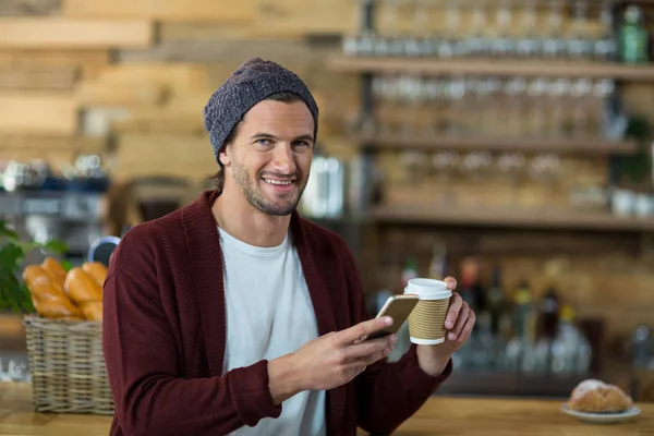 휴대 전화를 사용 하 여 카운터 카페에서 커피를 즐기면서 하는 사람 — 스톡 사진