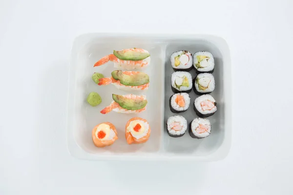 Olika sushi serveras på tallrik — Stockfoto