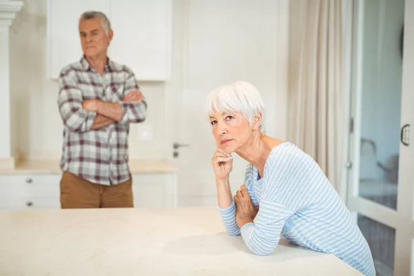 Worried senior couple in kitchen — Stock Photo, Image