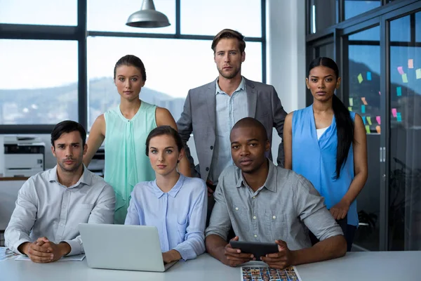 Equipe de designers gráficos trabalhando juntos — Fotografia de Stock