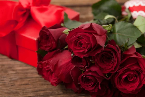 Mazzo di rose rosse e confezione regalo — Foto Stock