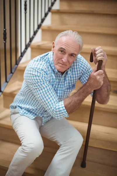 Homme âgé fatigué assis sur les escaliers — Photo