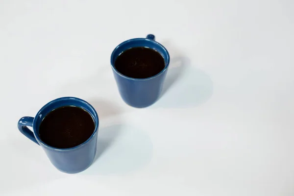 Twee kopjes zwarte thee op witte achtergrond — Stockfoto