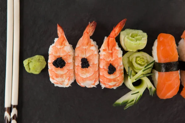 Nigiri sushi servido com pauzinhos em ardósia de pedra preta — Fotografia de Stock