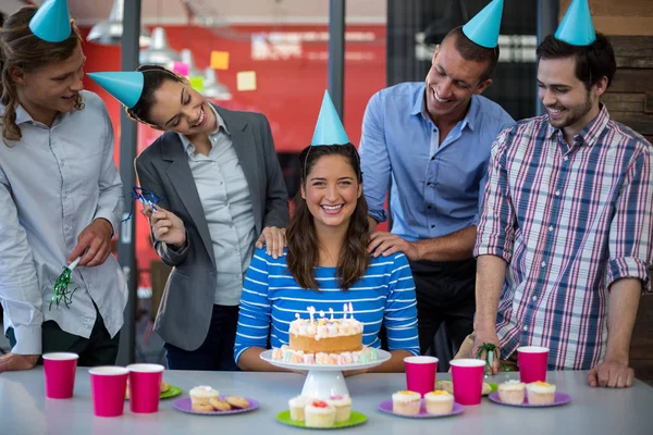 Empresários comemorando seus colegas aniversário — Fotografia de Stock