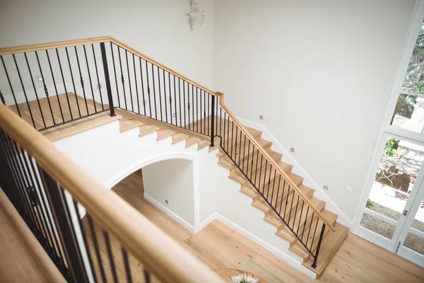 Vista interior del suelo de madera y escalera —  Fotos de Stock