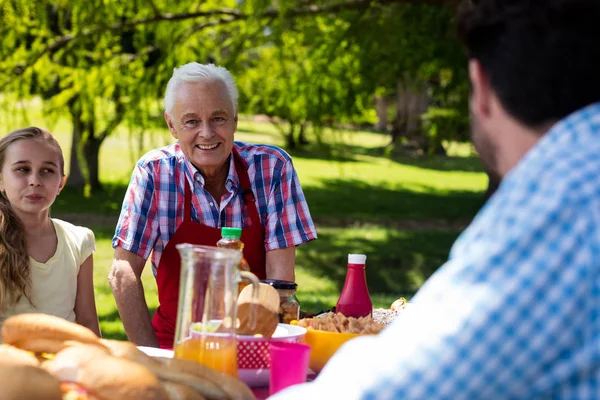 Porträtt av äldre man sitter i parken — Stockfoto