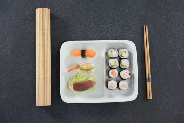 Sushi na bandeja com pauzinhos — Fotografia de Stock