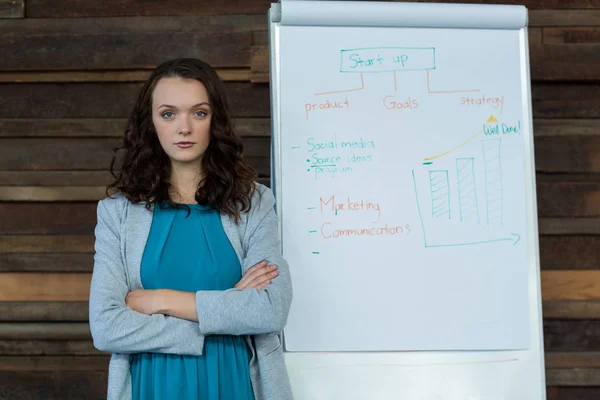 Female business executive standing with arms crossed — Stock Photo, Image