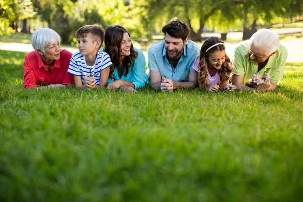 Família feliz desfrutando no parque — Fotografia de Stock